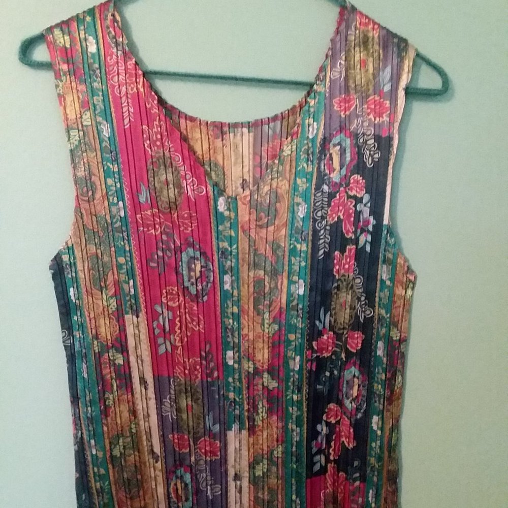 Multi-colored pleat-fabric top